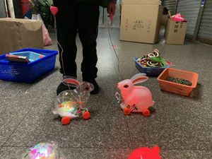 上海城隍庙元宵节灯笼 兔子灯手提拖拉行走音乐幼儿园玩具成品