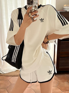 阿迪达斯adidas夏季新款短袖T恤套装女休闲运动短裤三叶草两件套