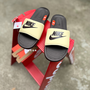 耐克Nike Victori One巴洛克棕色字母logo拖咖色可冲水拖鞋CN9675
