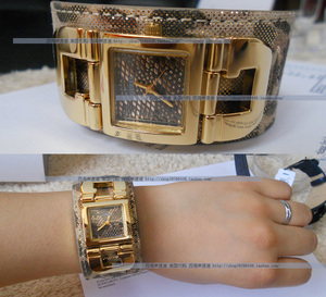 现货GUESS盖斯 U0054L2 蟒蛇纹真皮表带金色方表盘护腕式女士手表