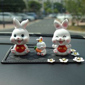 兔年中控台汽车摆件车载可爱摇头小兔子创意高档车内装饰用品大全