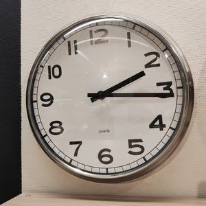宜家普格钟表挂钟客厅现代简约大气家用石英钟圆形电子表时钟挂表