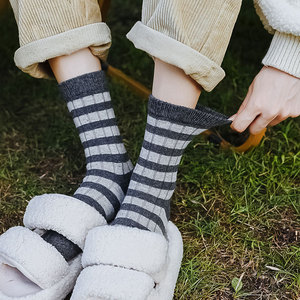 2022时尚秋冬新款羊毛袜潮流网红同款格子女袜保暖加厚中筒袜子