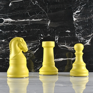 抽象后现代北欧哑黄陶瓷国际象棋子摆件家具家居摆台软装桌面饰品