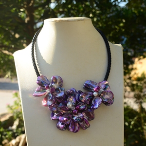天然珍珠贝母高雅紫罗兰贝壳三朵花项链欧美时尚夸张短款毛衣链女