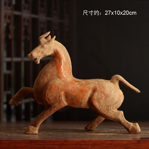 汉代红釉陶马摆件绿釉抬腿马陶瓷中式家居装饰仿古收藏品马踏飞燕