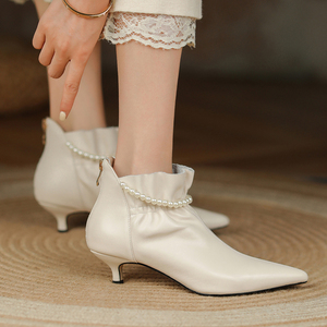 秋冬新款气质白色及踝靴珍珠串牛皮短靴小众低跟真皮尖头细跟靴子
