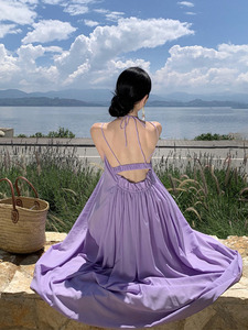 三亚海边拍照裙子度假挂脖吊带裙女新款紫色沙滩裙露背花苞连衣裙