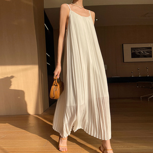 白色吊带连衣裙女夏季新款法式高级感气质宽松显瘦百褶长裙子