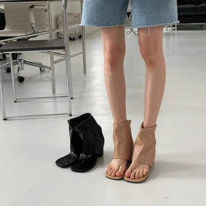 2024年夏新款小众设计露趾夹脚粗跟凉靴女个性时装人字凉鞋韩版