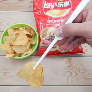 日本KM零食夹子薯片夹不脏手塑料夹懒人食品夹食物夹面包片薯条夹