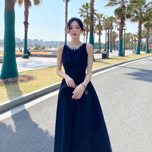 黑色无袖珍珠连衣裙女夏 法式新款赫本风小众设计收腰气质长裙