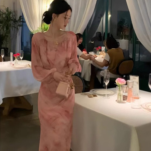 红莲业火法式复古气质长袖连衣裙女2024春夏新款粉色印花收腰长裙