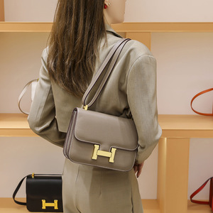 香港高级质感包包真皮女包2022年新款爆款轻奢品牌H扣单肩斜挎包