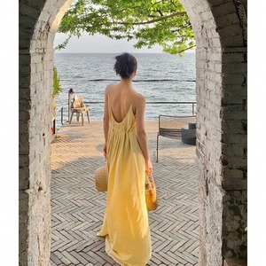 三亚黄色吊带连衣裙宽松慵懒风露背性感沙滩裙女夏季海边度假长裙