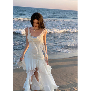 法式富家名媛千金白色吊带绝美小裙子海边度假连衣裙仙女裙高级感
