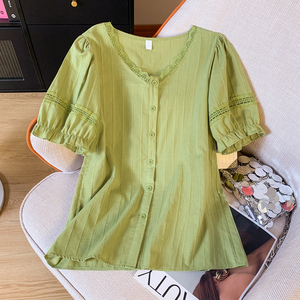 绿色复古V领短袖棉麻上衣女夏季新款气质蕾丝拼接宽松百搭衬衫薄