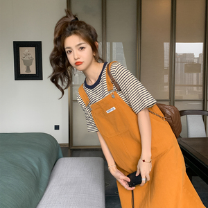 橙色贴标背带连衣裙夏季女2024活泼减龄设计小众港味复古中长裙
