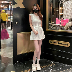 2024新款法式收腰白色连衣裙子女夏季气质显瘦小众设计感穿搭短裙