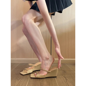 法式优雅坡跟拖鞋女2024年夏季新款气质露趾一字带蝴蝶结高跟凉鞋