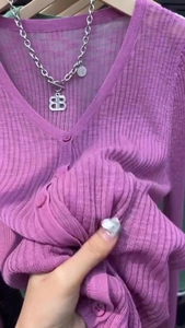 超好看紫色洋气v领针织开衫女秋季新款外搭休闲百搭短款上衣外套