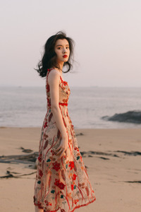 2024夏季新款法式复古刺绣吊带连衣裙收腰显瘦气质海边度假沙滩裙