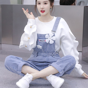 韩版新款时尚减龄花朵吊坠牛仔背带裤女白色纽扣花边袖卫衣套装潮