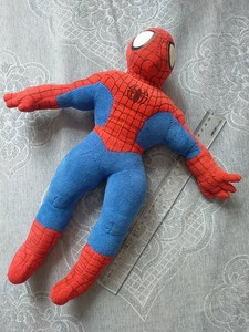 蜘蛛侠公仔布偶人偶毛绒玩具一个，长约40厘米。