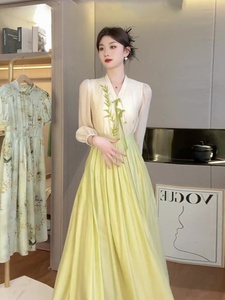 春天穿搭一整套新中式国风独特上衣超好看高端绿色衬衫连衣裙套装