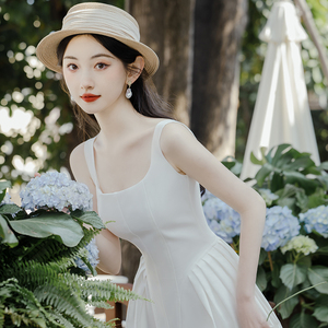 高级感赫本风白色连衣裙小众设计感夏季法式背心裙子气质约会穿搭