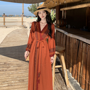 民族风红色连衣裙泰国度假一片式裹身裙三亚海边旅游拍照沙滩长裙