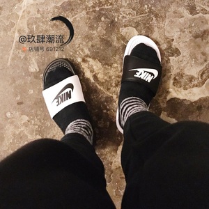 玖肆 Nike Benassi 大LOGO 黑白阴阳鸳鸯字母钩子拖鞋 818736-011