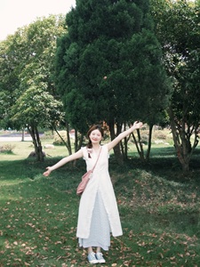 白色花边V领连衣裙女设计感小众2024夏季新款收腰无袖长裙子叠穿