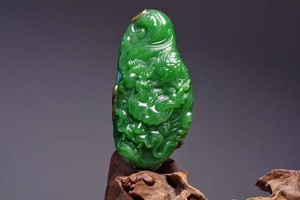 和田玉碧玉俄碧老矿龙雕件把件摆件阳绿果绿菠菜绿手把七号矿圆雕
