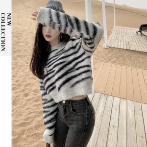 韩国高腰短款毛衣女2024春季慵懒宽松外穿设计感斑马纹羊毛绒外衣