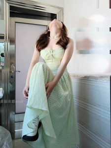 大码法式绿色格纹吊带连衣裙女夏纯欲性感露背收腰显瘦度假风长裙