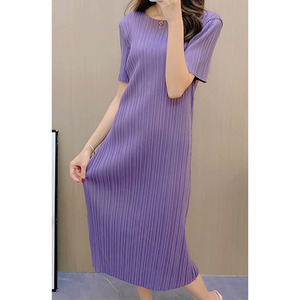 紫色三宅褶皱圆领短袖连衣裙女装大码宽松弹力中长款修身压褶裙子