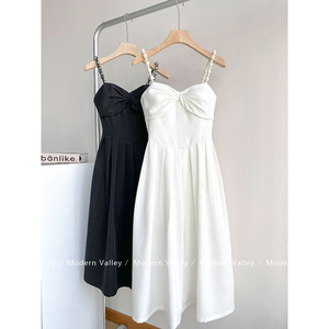小众设计2024夏季珍珠吊带百褶修身法式气质显瘦长裙白色连衣裙女