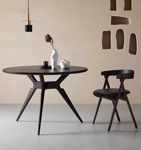 现代侘寂风白蜡木餐桌北欧小户型圆桌意式咖啡桌洽谈桌黑色饭桌