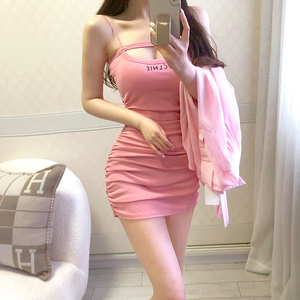 夏装搭配一整套修身穿搭性感吊带连衣裙粉色纯欲风褶皱包臀短裙子
