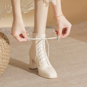 高跟短靴子女2023新款中跟粗跟秋冬季加绒系带女鞋白色瘦瘦马丁靴