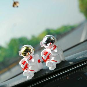 现代宇航员太空人前面星空汽车小人简约前太空宇航车内摆件车载娃