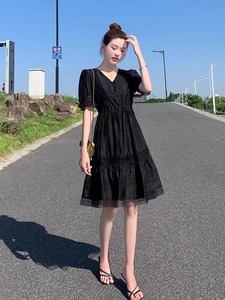 蕾丝花边V领收腰显瘦黑色连衣裙女2024夏季新款法式高级感中长裙