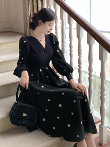 2024秋装新款女装法式复古长裙名媛气质收腰显廋黑色连衣裙洋气范