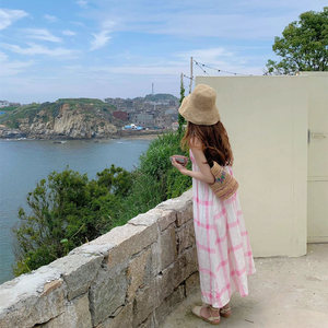 少女粉色格子亚麻吊带连衣裙女超仙海边旅游拍照宽松露背度假长裙