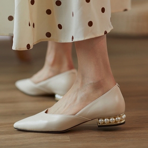珍珠法式单鞋女2023春秋新款软皮粗跟尖头低跟百搭浅口侧空女鞋潮