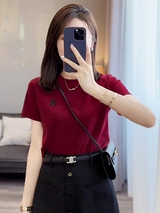 小字母印花短款酒红色洋气短袖T恤女2024夏新款韩式修身显瘦上衣