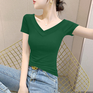 绿色v领短袖t恤女夏2024新款修身性感露背正肩半袖大领口低领上衣