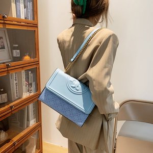 潮流新款2022女士包袋PU包盖式单肩斜挎车缝线软面小方包