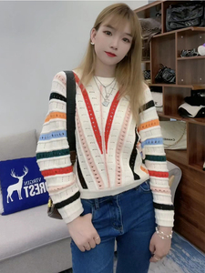 韩版时尚拼色彩虹条纹针织衫女2022新款宽松设计感镂空蝙蝠袖毛衣